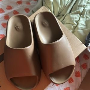 Authentic yeezy slides size 7 men’s womens 8 🩵